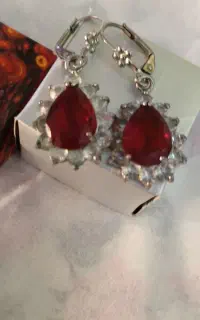 یک جفت گوشواره نگین یاقوتی