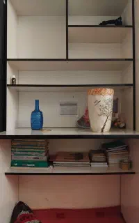 کتابخانه و میز مطالعه