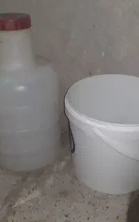 فروش تعدادی دبه خیارشور ، سطل پنیر و جعبه شیر