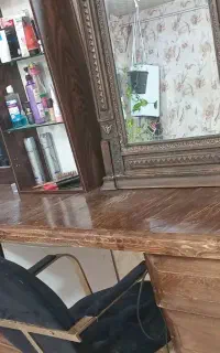 دکور آرایشگاه مردانه چوب گردو