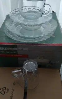 تعدادی بشقاب بلور فروشی