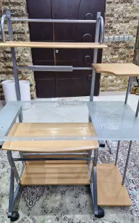 میز مطالعه و کامپیوتر