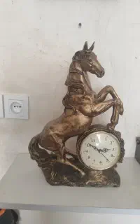 یک مجسمه اسب با ساعت به فروش میرسد