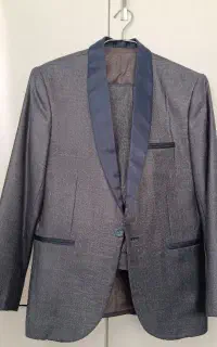 تعدادی لباس در حد نو