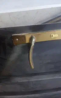 درب ورودی با دستگیره در حد نو بدون هیچ مشکل