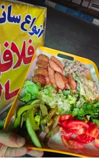 کارگر ساندویچی فلافل