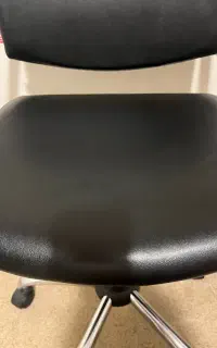 صندلی در کاملا نو فقط سه ماه استفاده شده