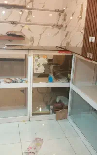 ویترین مغازه ولباس وسوپری