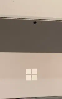 تعدادی لپ تاپ مایکروسافت سرفیس‌ از دبی