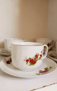 فنجان و نعلبکی گل سرخ جنس قدیمی