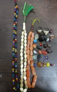 ۳ عدد تسبی صدفی ۲ عدد تسبی  عقیق و تعدادی  سنگ