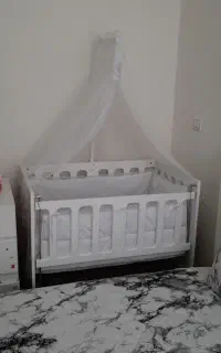 تخت کنار مادر