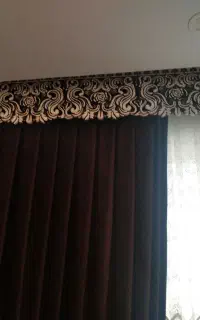 پرده قهوه ای رنگ مخمل ترک کنار سالن