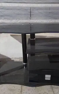 میزتلویزیون شیشه ای