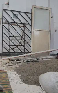 در بالکن و نرده حفاظ اماده برای پنجره و بالکن