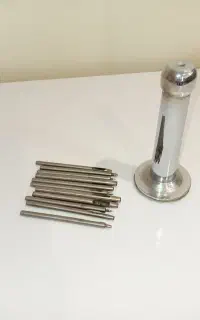 مقداری لوازم چرم دوزی