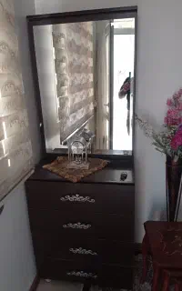 یکعدد میز آرایش با چهارکشو واینه
