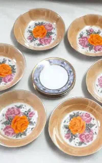 ۶ کاسه قدیمی و ۴ نعلبکی قدیمی