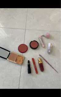 تعدادی وسایل آرایشی و میک عاپ