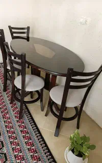 میز ناهار خوری ۶ نفره و ۴ عدد صندلی