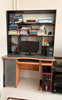 میز تحریر و کتابخانه