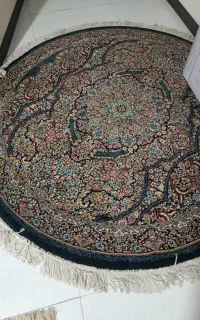 قالیچه گردوبیضی و کناره و پادری سورمه ای