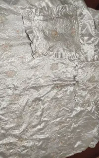 رو تختی ساتن گلدوزی شده با دو عدد روبالشتی