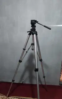سه پایه حرفه ای دوربین مانفرتو
