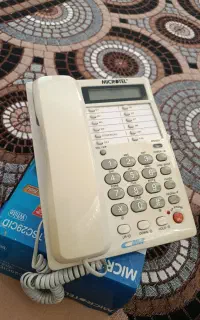 تلفن رو میزی