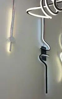 دیوار کوب شمشیری