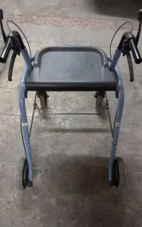 واکر چرخ دار سوئیسی