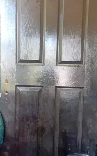 سه عدد درب به قیمت مناسب به فروش می‌رسد