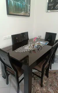 دو دست مبل در حد نو و یک دست میز نهارخوری 6 نفره