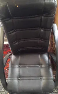 یک عدد صندلی اداری در حد نو سالم مشکی