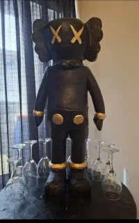 مجسمه kaws سالم وتمیز نشگن