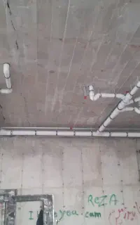 کارگر برای کار لوله کشی ساختمان