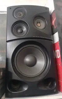 یک جفت باند کنوود و استریو ویکتور