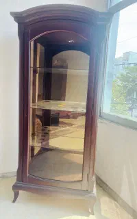 ویترین چوبی کلاسیک شیشه‌ای سالم و تمیز