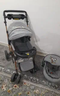 کالسکه و نی نی لای بچه