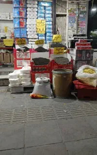 کارگر فعال ، جوان ، پر انرژی برای سوپر مارکت