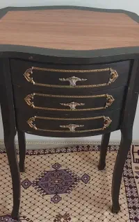 میزتلفن و گلدان ایستاده