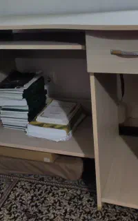 میز تحریر و کامپیوتر