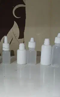 قطره چکان شیری و شفاف