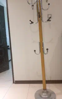 چوب‌لباسی پایه سنگی