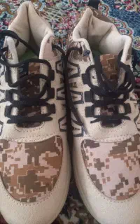 یک جفت کفش کتانی مردانه
