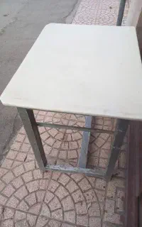 میز چوبی بسیار محکم