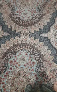 فرش ۷۰۰ شانه بفروش می‌رسد