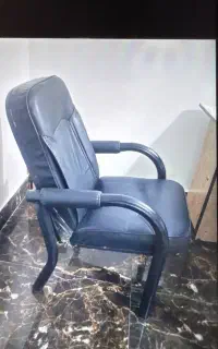 یکعدد صندلی انتظار