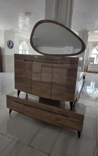 آینه و کنسول با میز تلویزیون.