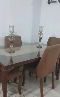 میز غذاخوری به همراه صندلی و دو عدد شمعدانی